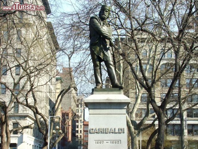 Immagine Statua di Garibaldi a Washington Square Park, New York City: è uno dei monumenti che sorgono nel celebre parco del Greenwich Village, nel cuore della Grande Mela. La statua fu eretta nel 1888; recentemente, nell'ambito di un progetto di riqualificazione dell'area nel 2012, è stata restaurata e riposizionata - Foto © Elias H. Debbas II / Shutterstock.com