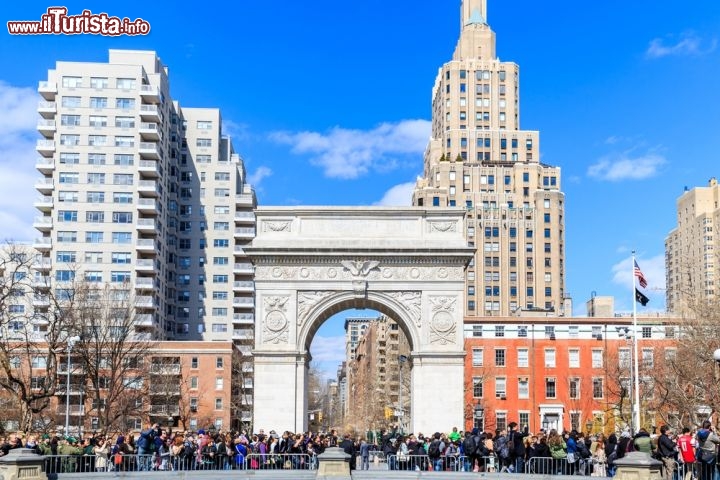 Immagine Edifici attorno al Washington Square Park, New York City: siamo in una delle zone più belle di New York, il Greenwich Village, a pochi passi dalla New York University. Il parco è talmente nel cuore dei newyorchesi che ispirò anche lo scrittore Henry James, il quale gli dedicò un romanzo - Foto © Pigprox / Shutterstock.com