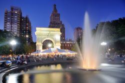 Sera di settembre al Washington Square Park, New York City: il fascino serale di questo parco non ha rivali; è oggi un punto di riferimento tanto per gli abitanti del quartiere quanto ...