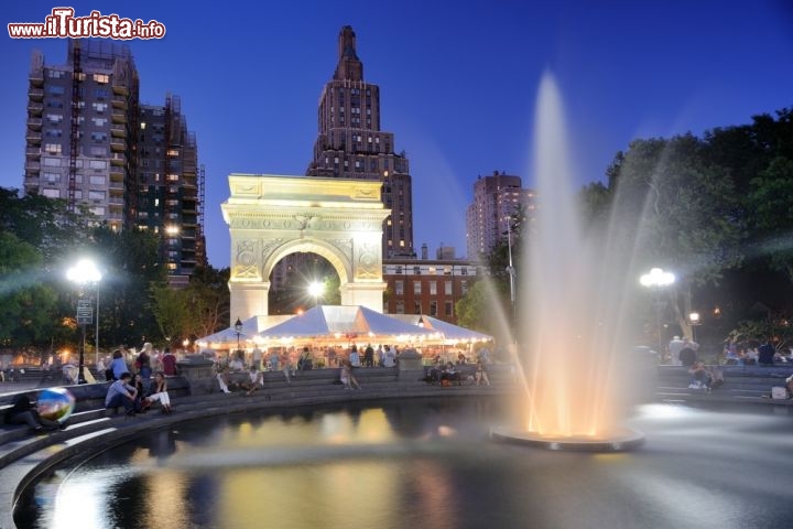 Immagine Sera di settembre al Washington Square Park, New York City: il fascino serale di questo parco non ha rivali; è oggi un punto di riferimento tanto per gli abitanti del quartiere quanto per gli studenti ed i turisti che lo affollano ogni giorno dell'anno - Foto © Sean Pavone / Shutterstock.com