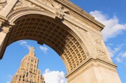 Arco di Washington Square Park, New York City: fu realizzato su progetto dell'architetto Stanford White tra il 1890 ed il 1892. Costruito in marmo, rimpiazzò un precedente arco di ...