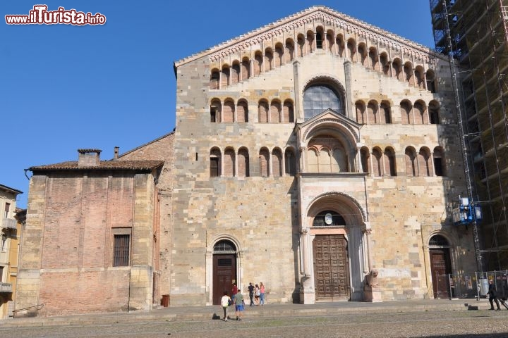 Immagine Cattedrale di Parma vista frontale della sua bella facciata a capanna - Molto eleganti i tre ordini di logge, ed il movimento verticale centrale, dettato dal Protiro sovrastato da edicola ed arco