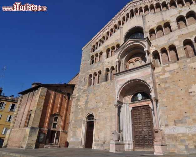 Immagine Facciata Duomo di Parma e torre campanaria incompiuta - Sulla sinistra si nota il basamento che doveva sorreggere la seconda torre campanaria della cattedrale, che però non è mai stata realizzata