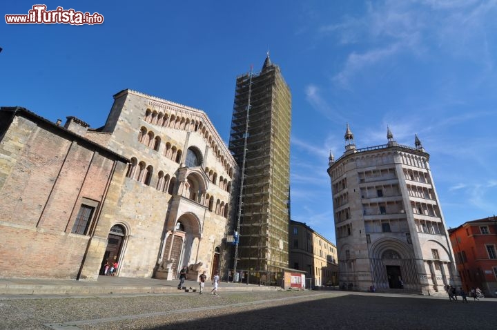 Immagine Il complesso della Cattedrale e Battistero di Parma - Ci troviamo  in Piazza Duomo a Parma, che ad occidente rimane chiusa dal PAlazzo del Vescovado. Si noti il campanile ancora con le impalcature (7/2014) per il restauro imposto dai danni arrecati da un fulmine nel 2009