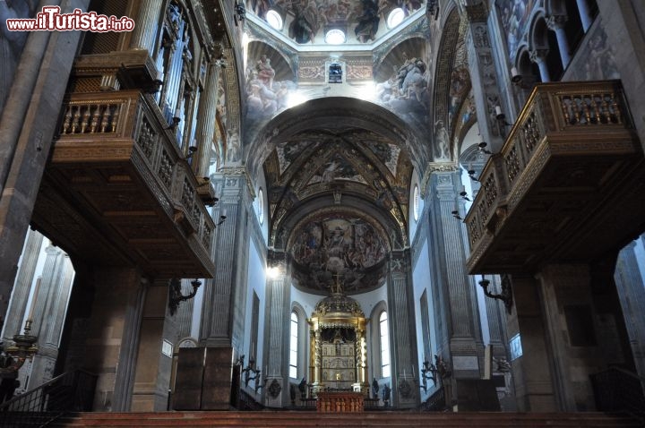 Immagine Particolare della porzione terminale della navata centrale, Cattedrale di Parma - Si noti sulla sinistra l'Organo Maggiore, il principale tra i tre organi presenti nella chiesa
