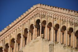 Dettaglio terzo livello di logge della facciata della Cattedrale di Parma - 