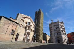 Il complesso della Cattedrale e Battistero di Parma - Ci troviamo  in Piazza Duomo a Parma, che ad occidente rimane chiusa dal PAlazzo del Vescovado. Si noti il campanile ancora con le ...