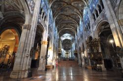 Interno della Cattedrale di Parma - Il Duomo presenta una struttura a croce, con tre navate, con il transetto e l'abside rialzati