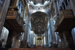 Particolare della porzione terminale della navata centrale, Cattedrale di Parma - Si noti sulla sinistra l'Organo Maggiore, il principale tra i tre organi presenti nella chiesa