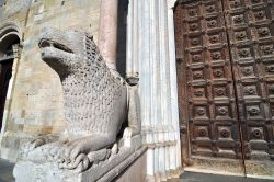 Leone di marmo stiloforo, all'ingresso della Cattedrale di Parma - La porta di ingressa è opera di Luchino Bianchino, ed è stata messa in opera nel 1494