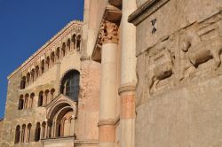 Particolare del Battistero Parma e delle tre livelli di logge nella facciata a capanna del Duomo - 