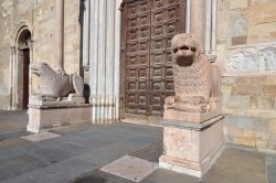 Portale ingresso del Duomo di Parma - Due leoni stilofori sostengono il Protiro, che fornisce una eleganza aggiuntiva alla Facciata a Capanna della Cattedrale