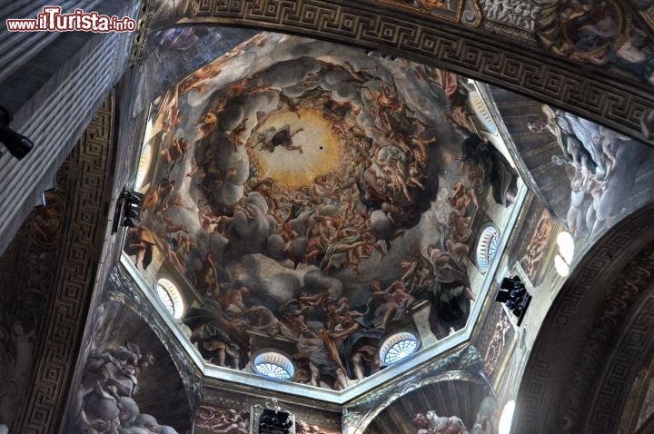 Immagine Cupola con affresco dell' Assunzione della Vergine (Correggio) - è il capolavoro assoluto del Duomo di  Parma, che rivesta la cupola ottagonale della cattedrale