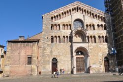 Cattedrale di Parma vista frontale della sua bella facciata a capanna - Molto eleganti i tre ordini di logge, ed il movimento verticale centrale, dettato dal Protiro sovrastato da edicola ed ...