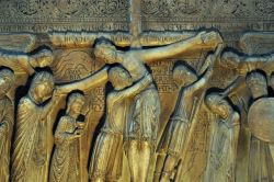 Deposizione di Cristo dalla Croce, bassorilievo nel transetto destro della Cattedrale di Parma - Si legge la firma dell'autore in alto, a sinistra della croce, Antelami riesce a cogliere ...