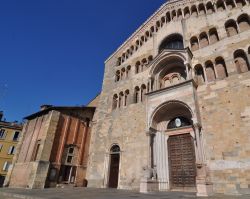 Facciata Duomo di Parma e torre campanaria incompiuta - Sulla sinistra si nota il basamento che doveva sorreggere la seconda torre campanaria della cattedrale, che però non è mai ...