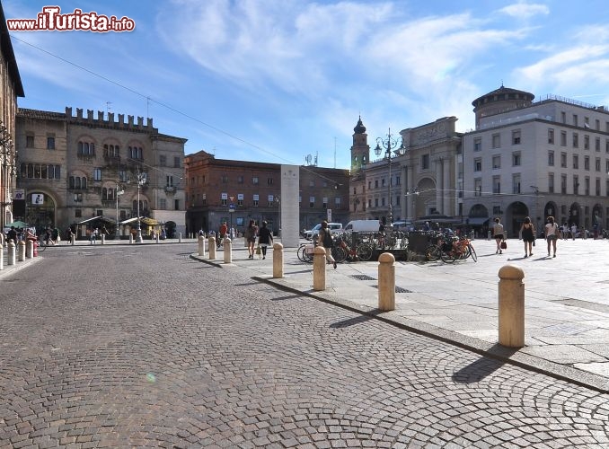 Immagine Il lato sud di Piazza Giuseppe Garibaldi a Parma - Da notare le merlature del Palazzo del Comune, del 13° secolo ma rimaneggiato in epoca rinascimentale, sulla destra invece la facciata neoclassica della chiesa di San Pietro