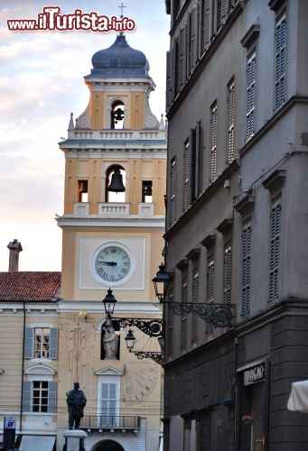 Immagine La Torre barocca del Palazzo del Governatore a Parma - Su di essa è stata realizzata una grande meridiana nel 1829