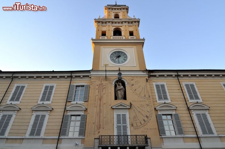 Immagine Il Palazzo del Governatore o dei Mercanti di Parma - L'aspetto attuale, barocco si deve a Alexandre Ennemond Petitot, l'architetto francese chiamato a corte dal Duca Filippo I, a metà del 18° secolo