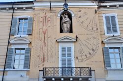 La Meridiana in Piazza Garibaldi a Parma - Oltre alla classica meridiana vediamo sulla sinistra l'analemma di Parma, mentre a destra sono riportati gli orari di altri fusi orari, sia ad ...