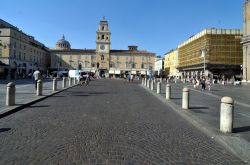 Piazza Garibaldi a Parma, fotografata da sud - Sullo sfondo il Palazzo del Governatore, un tempo chiamato come il Palazzo dei Mercanti
