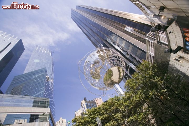 Immagine La cosiddetta "Scultura della Terra" (o Globe Sculpture, in inglese) realizzata in acciaio inossidabile si trova di fronte alla Trump Tower di New York City, immediatamente a sud di Columbus Circle - Foto © spirit of america / Shutterstock.