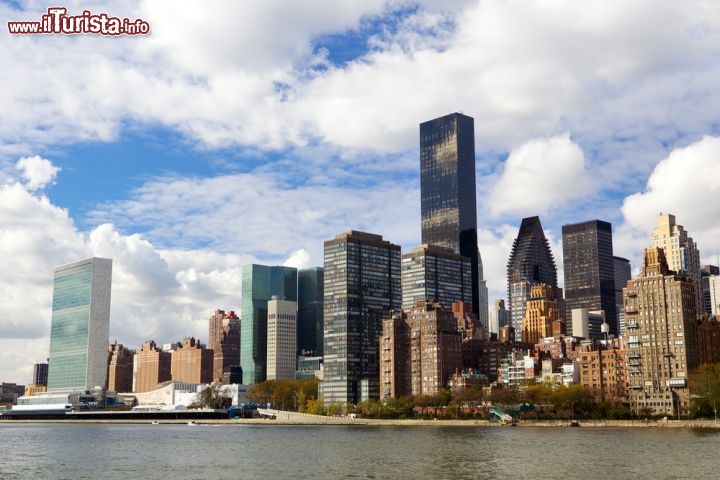 Immagine La skyline di Manhattan: si nota la Trump Tower, la torre alta 202 metri considerata una delle più famose a New York City. In primo piano le acque del fiume Hudson, che separa New York dallo Stato del New Jersey - Foto © dibrova / Shutterstock.com