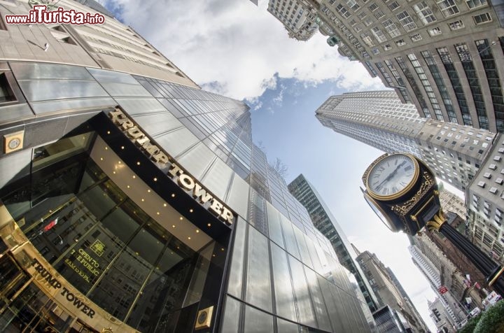 Immagine Un'insolita prospettiva della Trump Tower, fotografata dalla 5a strada di Manhattan a New York City, tra i grattacieli che compongono una delle skyline più famose al mondo - Foto © pisaphotography / Shutterstock.com