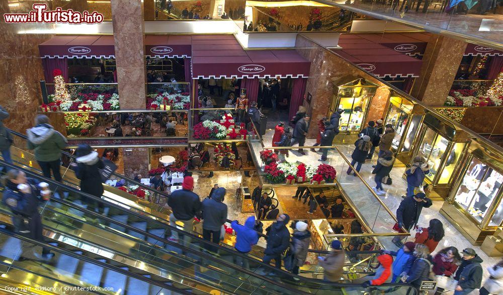 Immagine Shopping natalizio nella  Hall della Trump Tower di New York City. - © eddtoro / Shutterstock.com