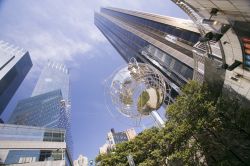 La cosiddetta "Scultura della Terra" (o Globe Sculpture, in inglese) realizzata in acciaio inossidabile si trova di fronte alla Trump Tower di New York City, immediatamente a sud di ...