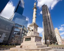 Columbus Circle a New York City: siamo a Manhattan, nella piazza dove sorge il monumento a Cristoforo Colombo. Sullo sfondo si può distinguere la sagoma inconfondibile della Trump Tower ...