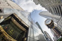 Un'insolita prospettiva della Trump Tower, fotografata dalla 5a strada di Manhattan a New York City, tra i grattacieli che compongono una delle skyline più famose al mondo - Foto ...