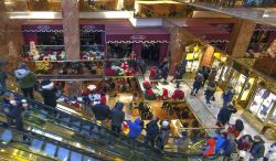 Shopping natalizio nella  Hall della Trump Tower di New York City. - © eddtoro / Shutterstock.com