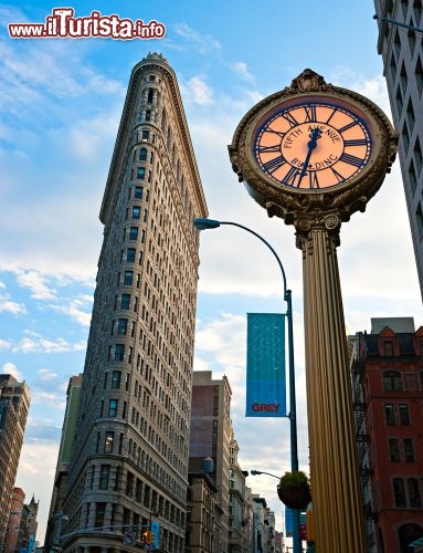 Immagine Il Flat Iron Building è uno dei primi grattacieli costruiti a New York City: si trova lungo la 5a strada - © Luciano Mortula / Shutterstock.com