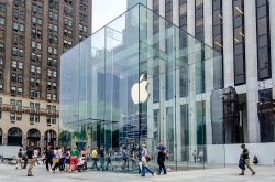 L'Apple Store sulla Fifth Avenue a New York City - © Marco Rubino / Shutterstock.com