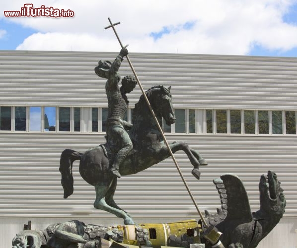 Immagine Statua "Good defeats Evil" all'ONU, donata dall'Ex Unione Sovietica nel 1990 il 27 aprile 2014. Il drago, che simbolicamente rappresenta il male, è stato creato da frammenti di missili nucleari. - © Leonard Zhukovsky / Shutterstock.com
