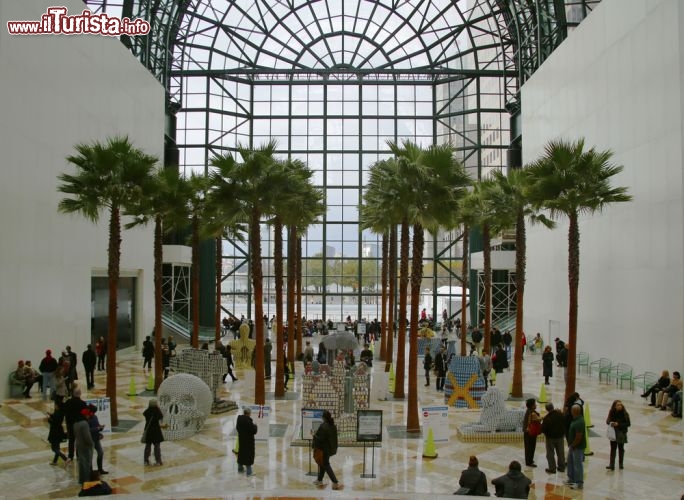 Immagine Canstruction Design Competition al Winter Garden del Brooklfield Place, New York City - © Leonard Zhukovsky / Shutterstock.com