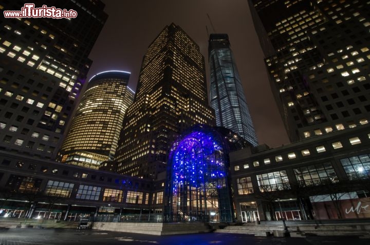 Immagine Brooklfield Place di notte con il Winter Garden illuminato a New York City - © John Huntington / Shutterstock.com