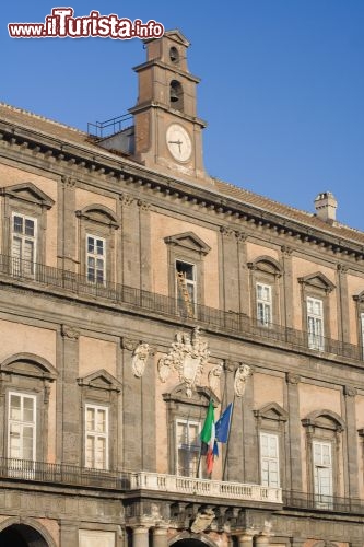 Immagine Dettaglio della facciata del Palazzo Reale di Napoli- Ci troviamo in Piazza Plebiscito, nel cuore della città - © Danilo Ascione / Shutterstock.com