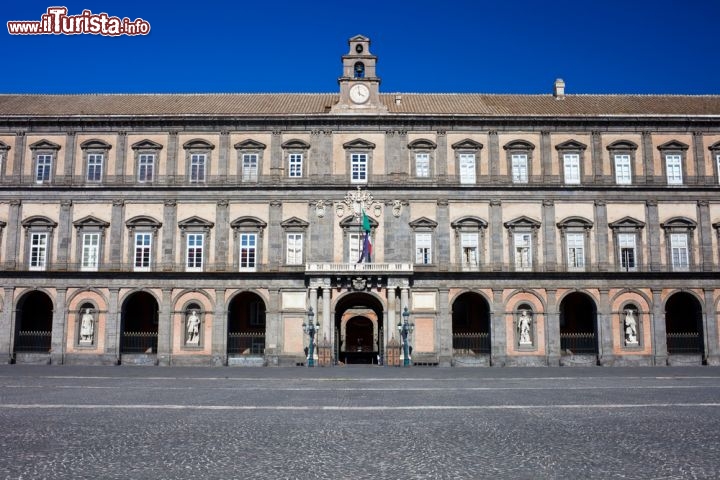 Immagine L'elegante Palazzo Reale di Napoli. E' una delle quattro regge borboniche della città partenopea - © Sailorr / Shutterstock.com