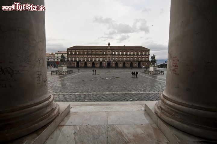 Immagine Una vista autunnale di Piazza Plebiscito: sullo sfondo il Palazzo Reale di Napoli, una delle residenze borboniche più celebri della regione Campania - © edella / Shutterstock.com