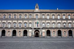 L'elegante Palazzo Reale di Napoli. E' una delle quattro regge borboniche della città partenopea - © Sailorr / Shutterstock.com
