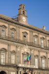 Dettaglio della facciata del Palazzo Reale di Napoli- Ci troviamo in Piazza Plebiscito, nel cuore della città - © Danilo Ascione / Shutterstock.com