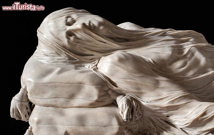 Immagine Il volto del Cristo Velato, opera magistrale di Giuseppe Sanmartino, colpisce per la delicatezza e precisione dei dettagli. Si trova nellla Cappella - Museo Sansevero a Napoli