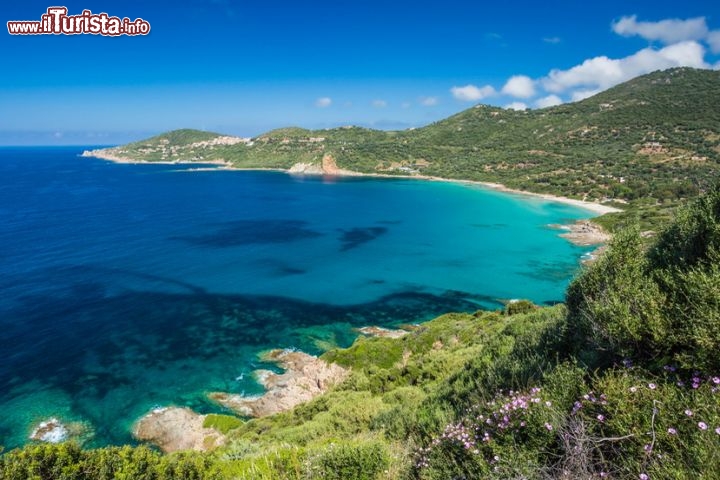 La Plage de Stagnolu a Cargèse, in Corsica - Una delle spiagge più belle della Corsica sud-occidentale è la Plage de Stagnolu, che appartiene al comune di Cargèse, piccolo centro di circa 1200 abitanti. Situata tra Figari e Bonifacio, raggiungibile dalla spiaggia della Tonnara dopo una passeggiata di circa 15 minuti in direzione sud, la Plade de Stagnolu fa parte del Golfo di Ventilegne e conquista i suoi ospiti con acque cristalline e un ampio arenile di un bianco abbagliante. Molto frequentata dai naturisti, attrezzata per la vela e il windsurf, è in posizione abbastanza isolata da garantire un’atmosfera tranquilla e un paesaggio incontaminato, punteggiato di piante grasse fiorite.
Da Sartène, poco prima di arrivare a Bonifacio, sulla destra si incontra la spiaggia della Tonnara: da qui si prosegue a piedi per 10-15 minuti lungo la scogliera e si arriva all’intima e accogliente spiaggia de Stagnolu - © Jon Ingall / Shutterstock.com