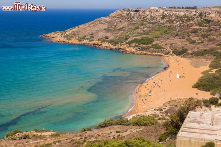 La Ramla Bay di Gozo - Nel nord di Gozo, che come Malta appartiene all’arcipelago delle Calipsee, si trova la spiaggia più grande dell’isola, inconfondibile per le sfumature rosse e dorate della sabbia che contrastano il blu-verde intenso del mare. È Ramla Bay, incorniciata da una campagna collinosa e vegliata da una statua della Vergine con Gesù bambino. Sui dolci rilievi alle spalle della spiaggia una villa romana sbuca tra i fichi d’india, e a due passi dal mare si può visitare la grotta di Calipso, la ninfa che per sette anni trattenne l’eroe Ulisse: si dice che il suo spirito sia ancora prigioniero di questi luoghi. Per farsi imprigionare in un simile paradiso, d’altronde, c’è chi pagherebbe: selvaggia nell’aspetto ma facilmente raggiungibile, mai troppo affollata, impreziosita dalle rovine romane che se ne stanno nascoste sotto la sabbia, Ramla Bay è perfetta per chi vuole dimenticare ogni preoccupazione. Nessun hotel rovina la bellezza del paesaggio, mentre sono presenti alcuni caffè.
Da Mgarr (o Mugiarro, circa 20 km a sud della spiaggia) si può prendere l’autobus 301 o 302 fino a Rabat, quindi prendere il 322 che vi porterà fino a Ramla Bay. Attenzione perché dopo le 21.00 gli autobus non corrono più - © andrea muscatello / Shutterstock.com