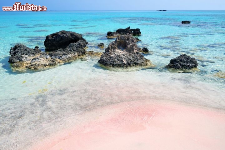 La spiaggia di Elafonissi a Creta, in Grecia - Ecco la spiaggia che fa innamorare anche i più fedeli amanti della montagna, quelli che il sole e il mare vorrebbero vederli solo in cartolina. A Elafonissi, all’estremo occidentale di Creta, la sabbia bianca con particolari tonalità di rosa è accarezzata da un’acqua celeste così limpida da sembrare impalpabile, e se non fosse per qualche barca a vela all’orizzonte sembrerebbe un tutt’uno col cielo. Un’ampia laguna l’abbraccia, con le sue montagne brulle che nei secoli hanno avvistato navigatori provenienti da ogni parte del Mediterraneo. Davanti alla spiaggia di Elafonissi affiorano alcuni isolotti di sabbia, ricoperti di gigli di mare e altri arbusti odorosi, raggiungibili a piedi durante la bassa marea. Attrezzata con qualche lettino e ombrellone, fornita di un piccolo chiosco per ristorarsi, la spiaggia fa parte di una zona protetta in cui si riproduce la tartaruga Caretta Caretta, e ha un aspetto primitivo e selvaggio. Siccome diversi tour organizzati approdano qui alle 11.30, per godersi la baia in solitudine è una buona idea visitarla di prima mattina.
Situata a pochi chilometri dal monastero di Chrissoskalitissa e a 75 km circa da Hania, la baia di Elafonissi è raggiungibile in auto dopo un bel viaggio panoramico di un’ora e mezza attraverso i monti. Il parcheggio è gratuito  - © balounm / Shutterstock.com