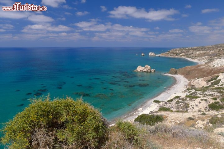 La spiaggia di Afrodite a Paphos, Cipro - Se la dea della bellezza è nata a Cipro, quest’isola non può che meritarsi una bella vacanza. Per la precisione pare sia nata in una baia che si è guadagnata proprio il nome di Spiaggia di Afrodite: si trova una quarantina di chilometri a nord di Paphos, nella penisola di Akamas, che è una bella riserva naturale dal paesaggio mediterraneo in cui vivono diverse specie animali protette. Procedendo da Polis verso ovest si incontra l’abitato di Latsi, quindi si arriva a Loutra tis Afroditis, letteralmente “Il bagno di Afrodite”. La baia è una vera meraviglia, con fondale di ciottoli e la possibilità di noleggiare lettini e ombrelloni… che possono fare comodo, certo, ma sicuramente verranno trascurati per dedicarsi a lunghe nuotate e sessioni di snorkeling: l’acqua cristallina è irresistibile, e i banchi di pesci colorati sapranno emozionarvi e farvi tornare bambini. A breve distanza, raggiungibile tramite un sentiero, c’è un suggestivo laghetto all’interno di una grotta, che la tradizione vuole frequentato dalla già citata bellissima dea.
Il Parco Nazionale della Penisola di Akamas e il Bagno di Afrodite sono a un’ora di macchina da Paphos procedendo verso nord: la strada costeggia il litorale, regala bei panorami ma anche qualche saliscendi che potrebbe mettere alla prova qualche stomaco debole  - © Pawel Kazmierczak / Shutterstock.com