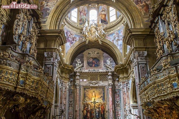 Immagine L'interno in barocco napoletano della Chiesa di San Gregorio Armeno a Napoli - © photogolfer / Shutterstock.com
