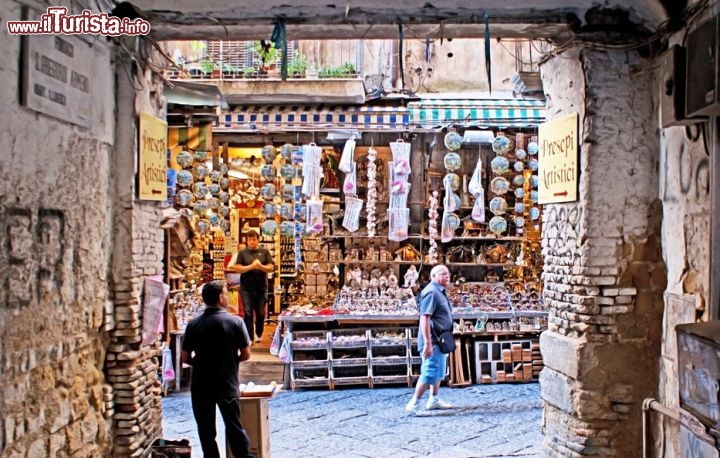 Immagine San Gregorio Armeno è la magica via dei Presepi a Napoli. Non solo a Natale qui è possibile vedere il pregevole lavoro degli artigiani, specializzati nella realizzazione delle statue. Sono presenti sia i presepi tradizionali che statuine che rappresentano personaggi famosi ed attuali - © eFesenko / Shutterstock.com